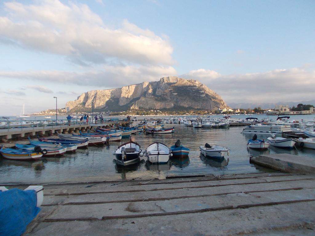 Nest Apollo Apartment Mondello Bagian luar foto